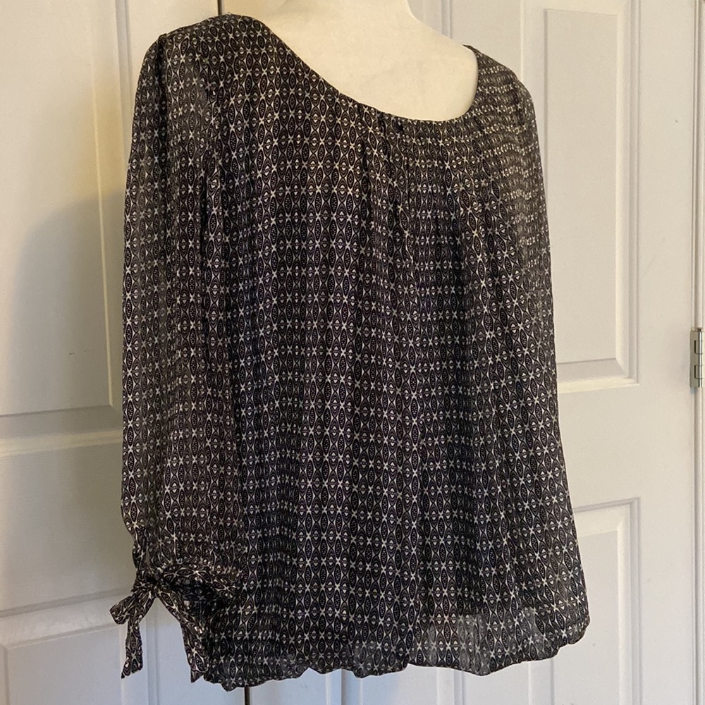 Black & white Roz & Ali lined blouse w/gathered waist line & sheer sleeve